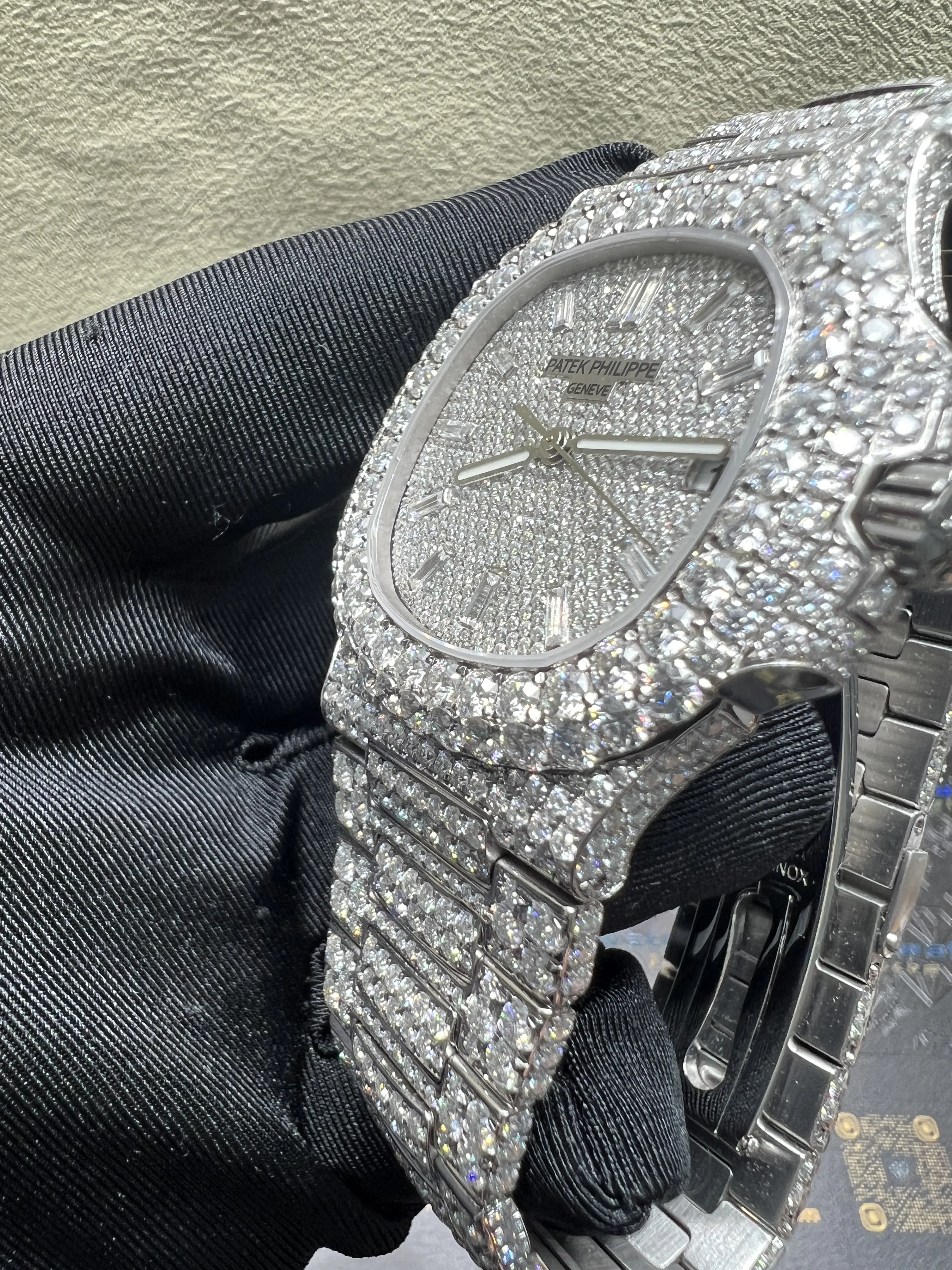 Nautilus 5711 Full Pavé Icedout Watch D1147519249 — view 5