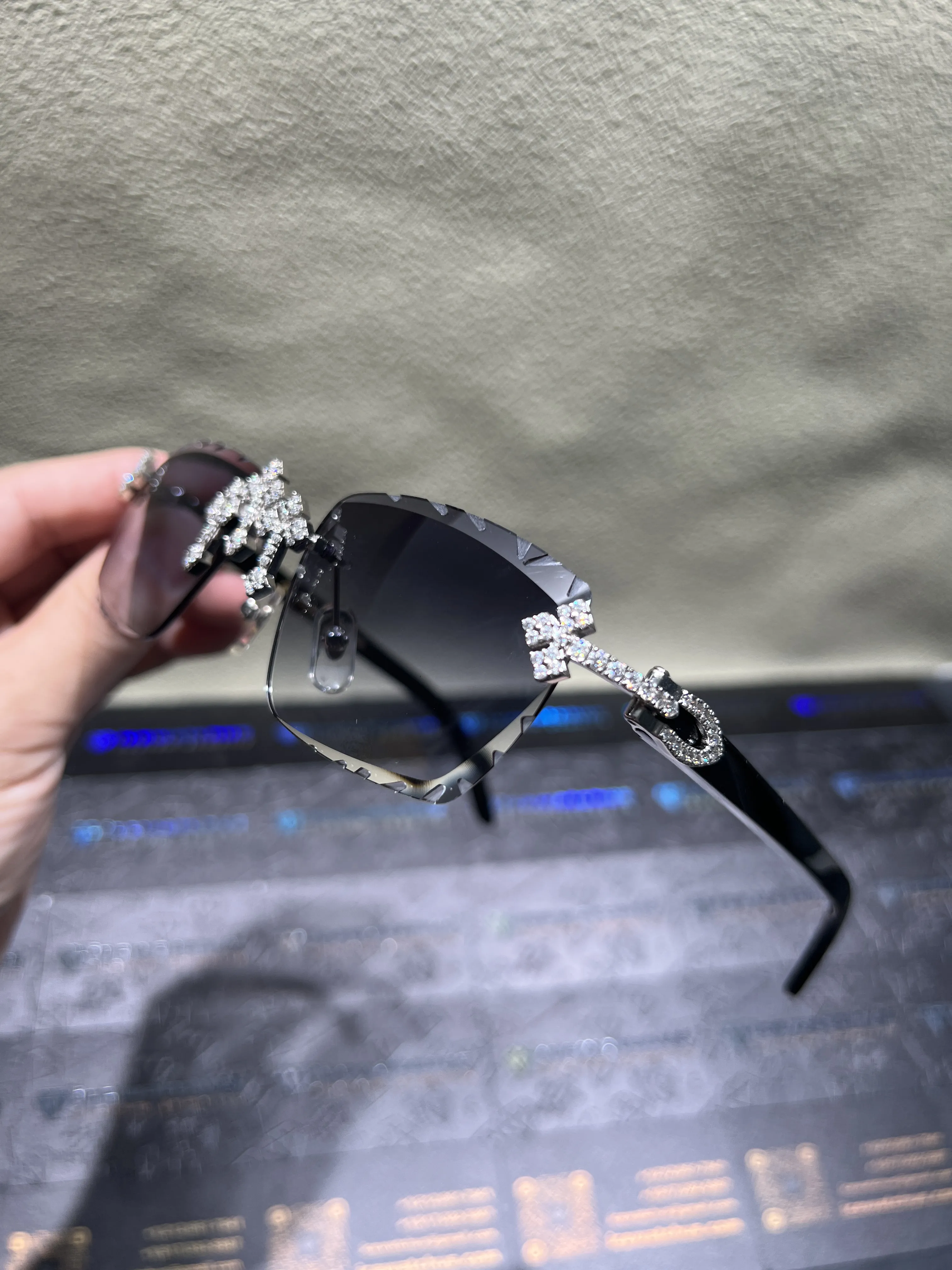 0081 Glasses D371319315 — view 3