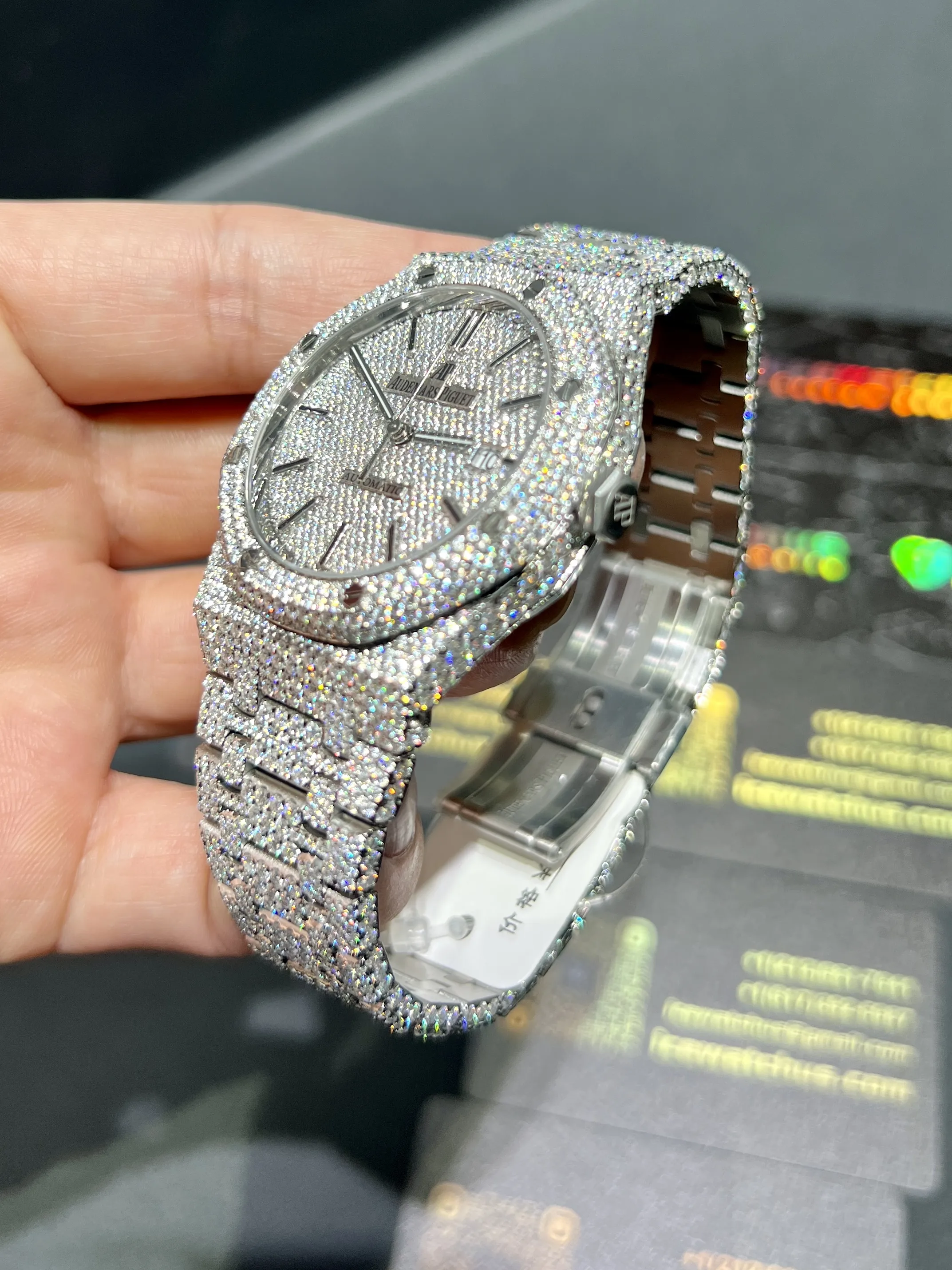 Royal Oak 15400 Full Pavé Icedout Watch D1215019318 — view 4