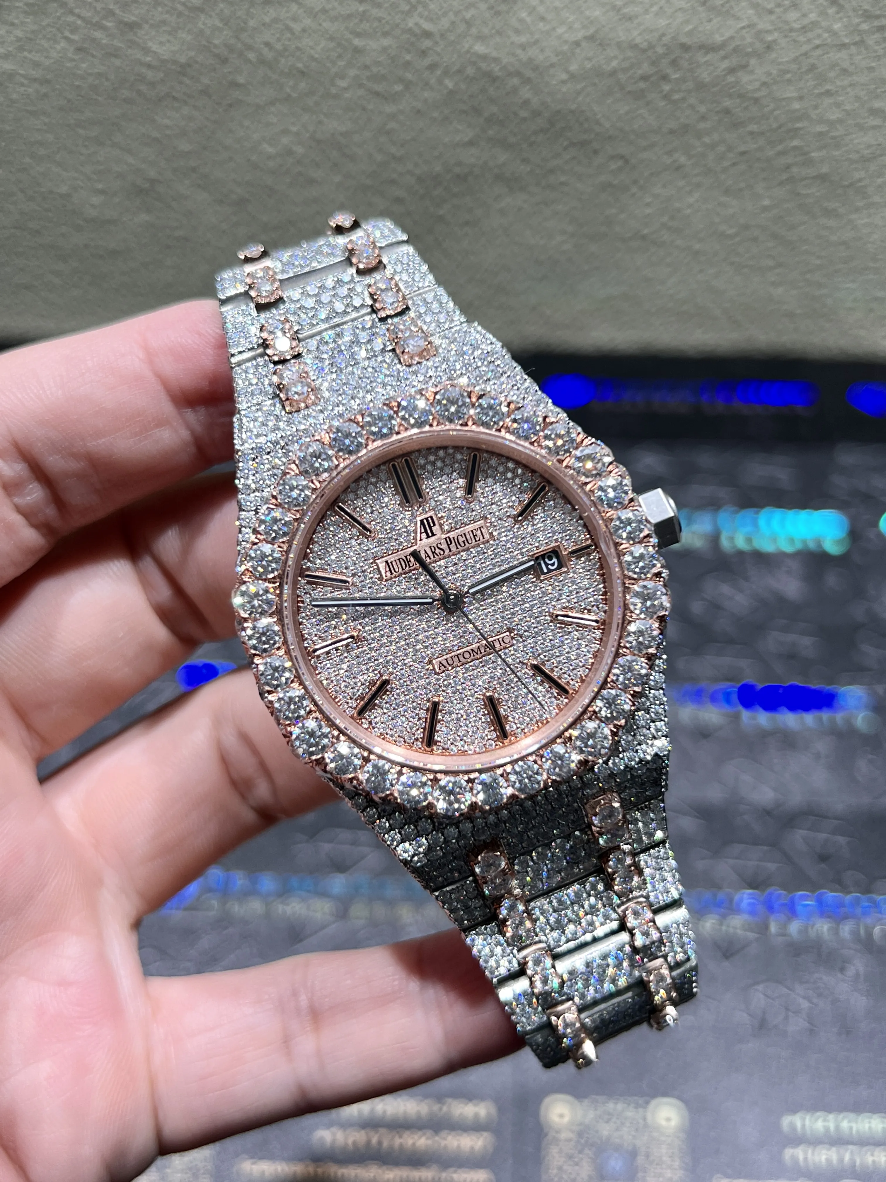 Royal Oak 15400 Full Pavé Icedout Watch D1147519317 — view 2