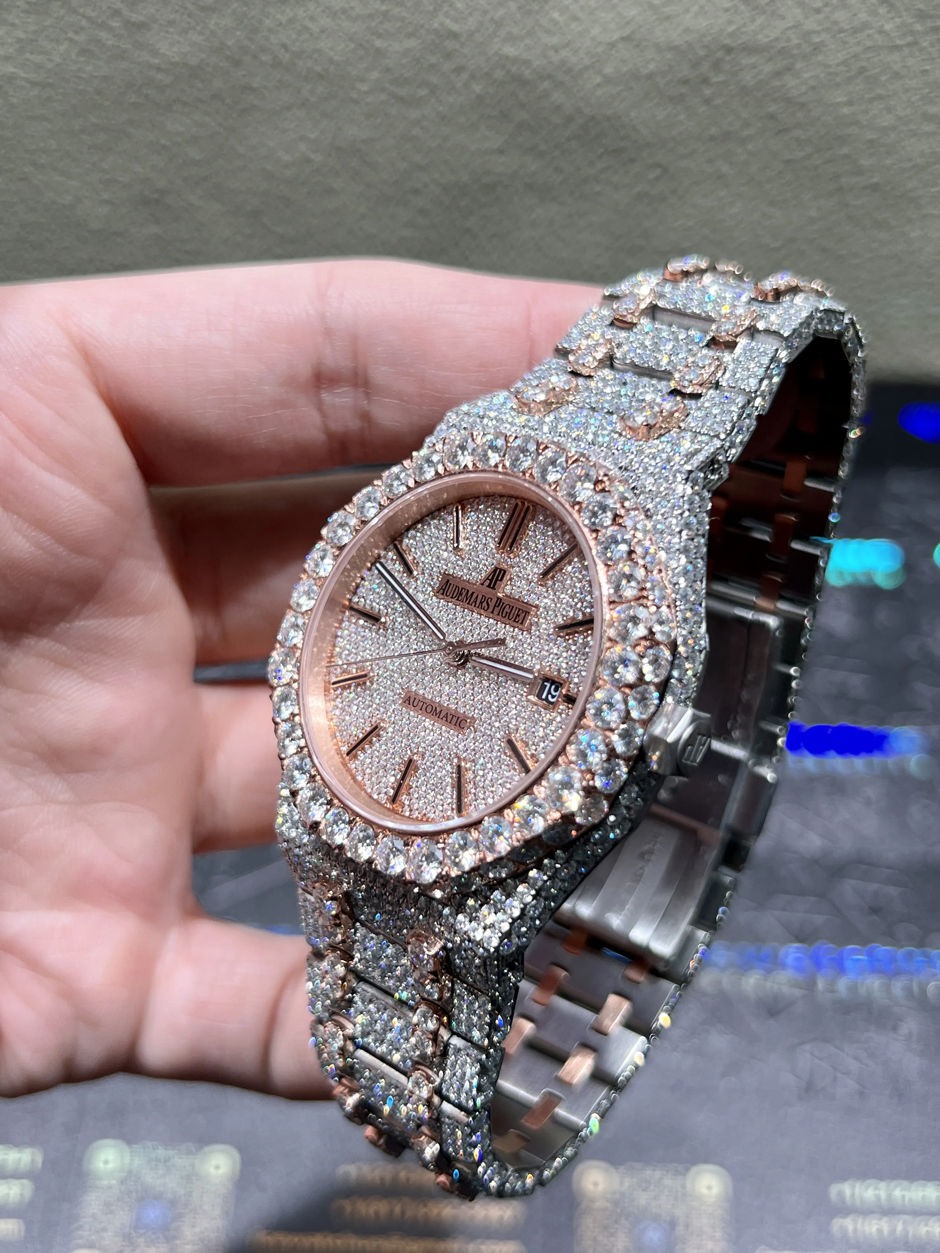 Royal Oak 15400 Full Pavé Icedout Watch D1147519317 — view 4