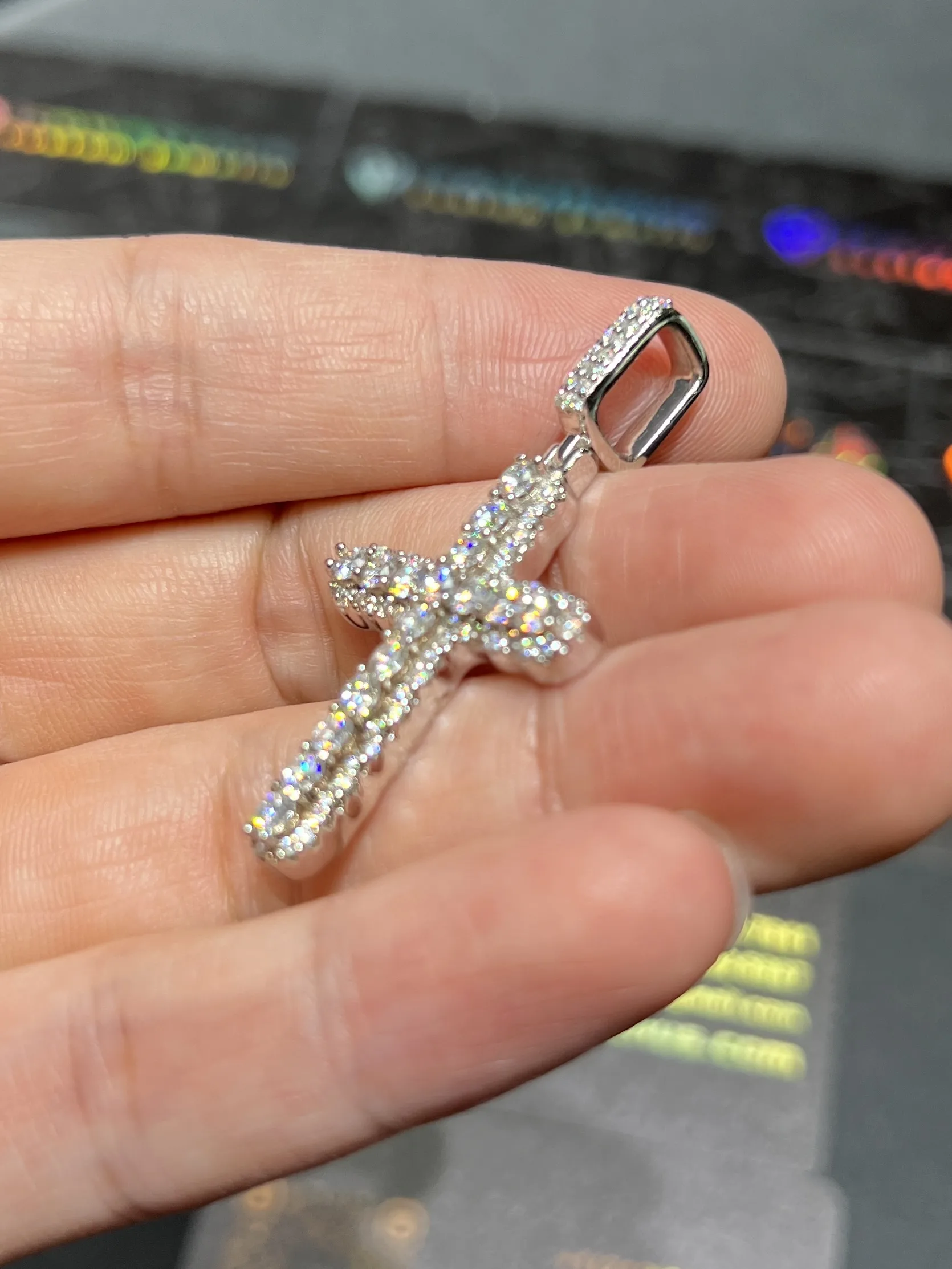 0101 Cross Pendant White 925 silver with moissanite W-1in H-2in 10g D189019337 — view 3
