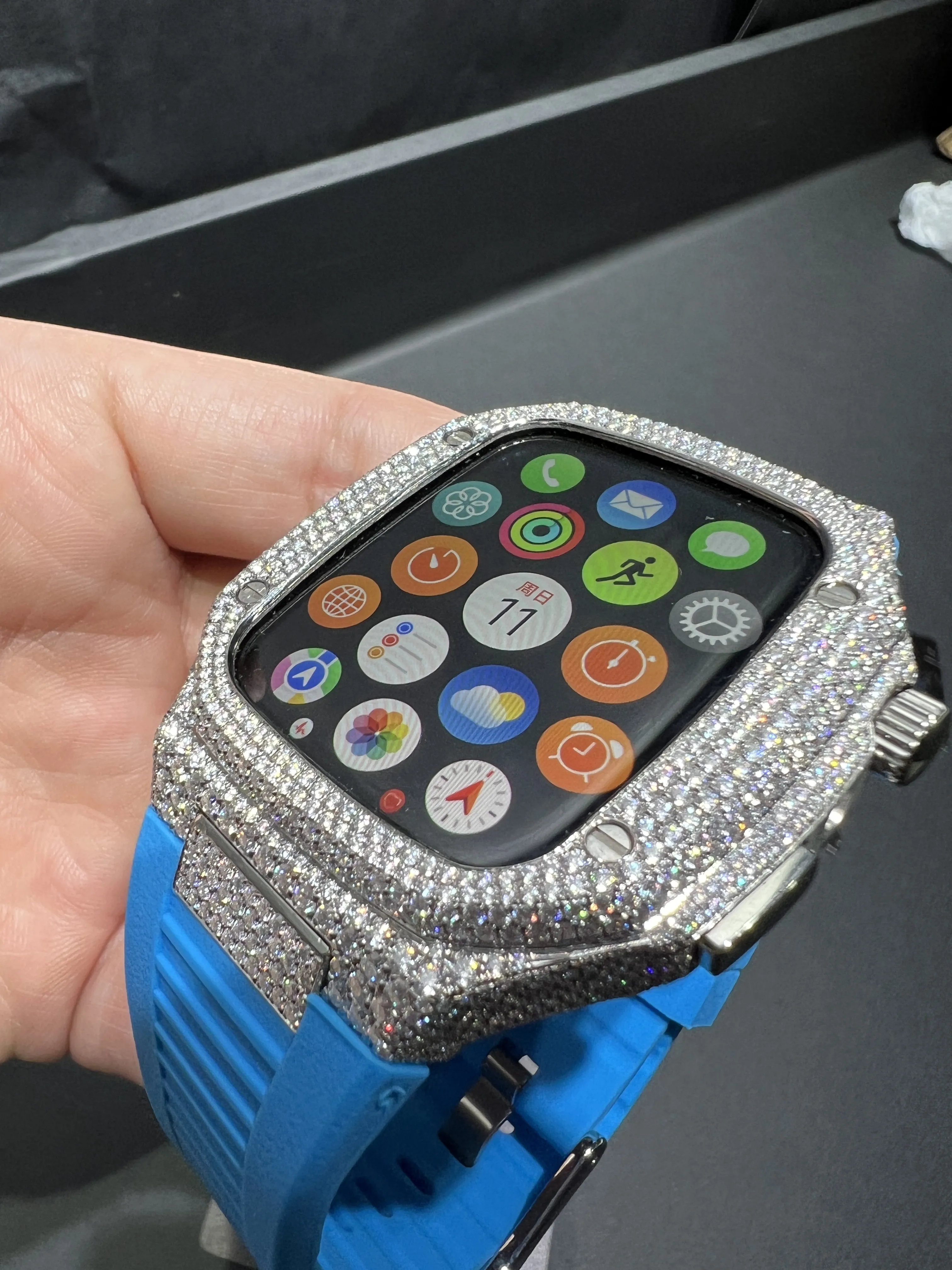 Icedout Crystal Apple Watch Case and Strap D810019342 — view 12