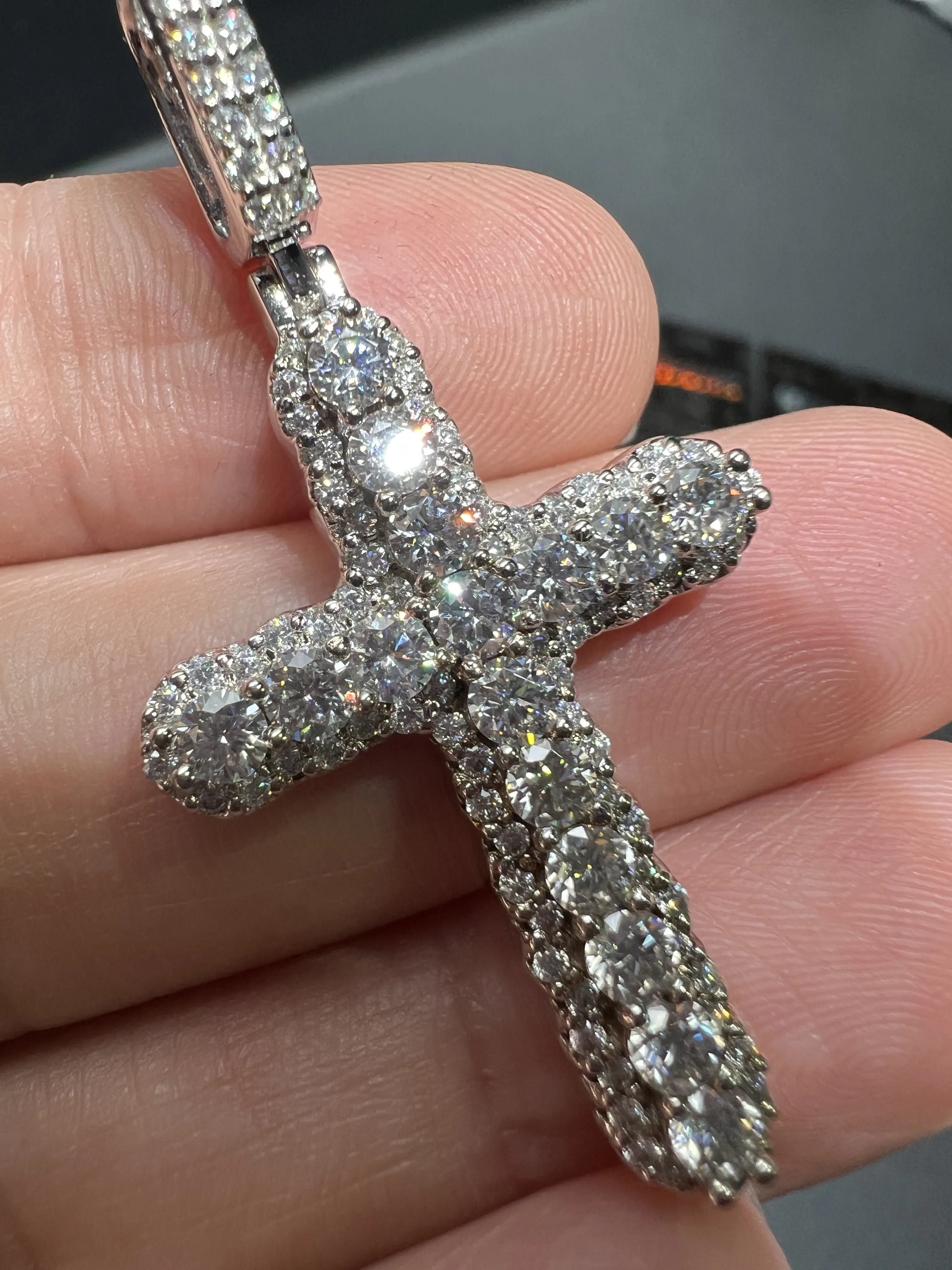 0101 Cross Pendant White 925 silver with moissanite W-1in H-2in 10g D189019337 — view 6