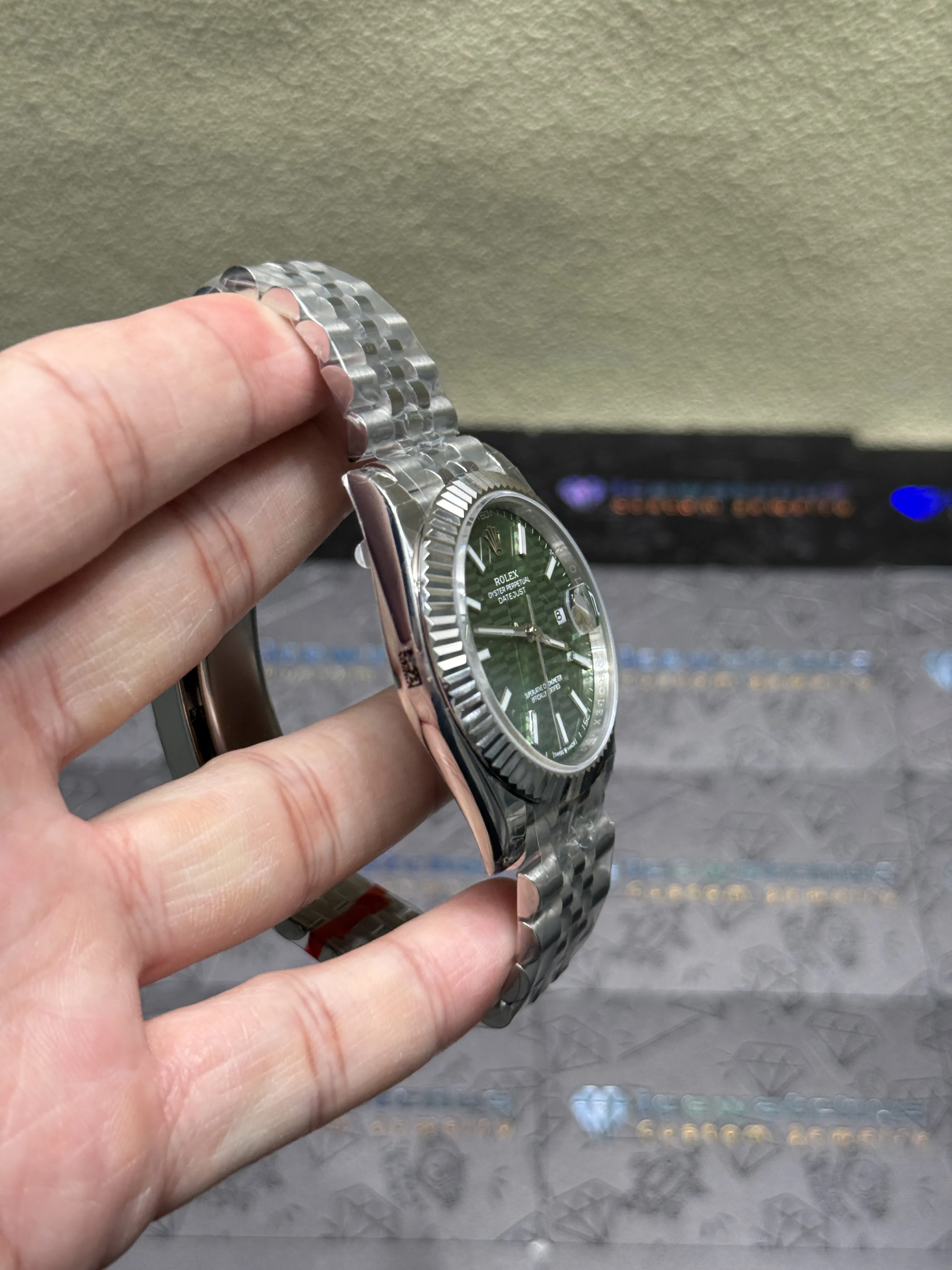 Datejust 41mm Fluted Bezel Watch with Green Motif Dial D398319389 — view 4