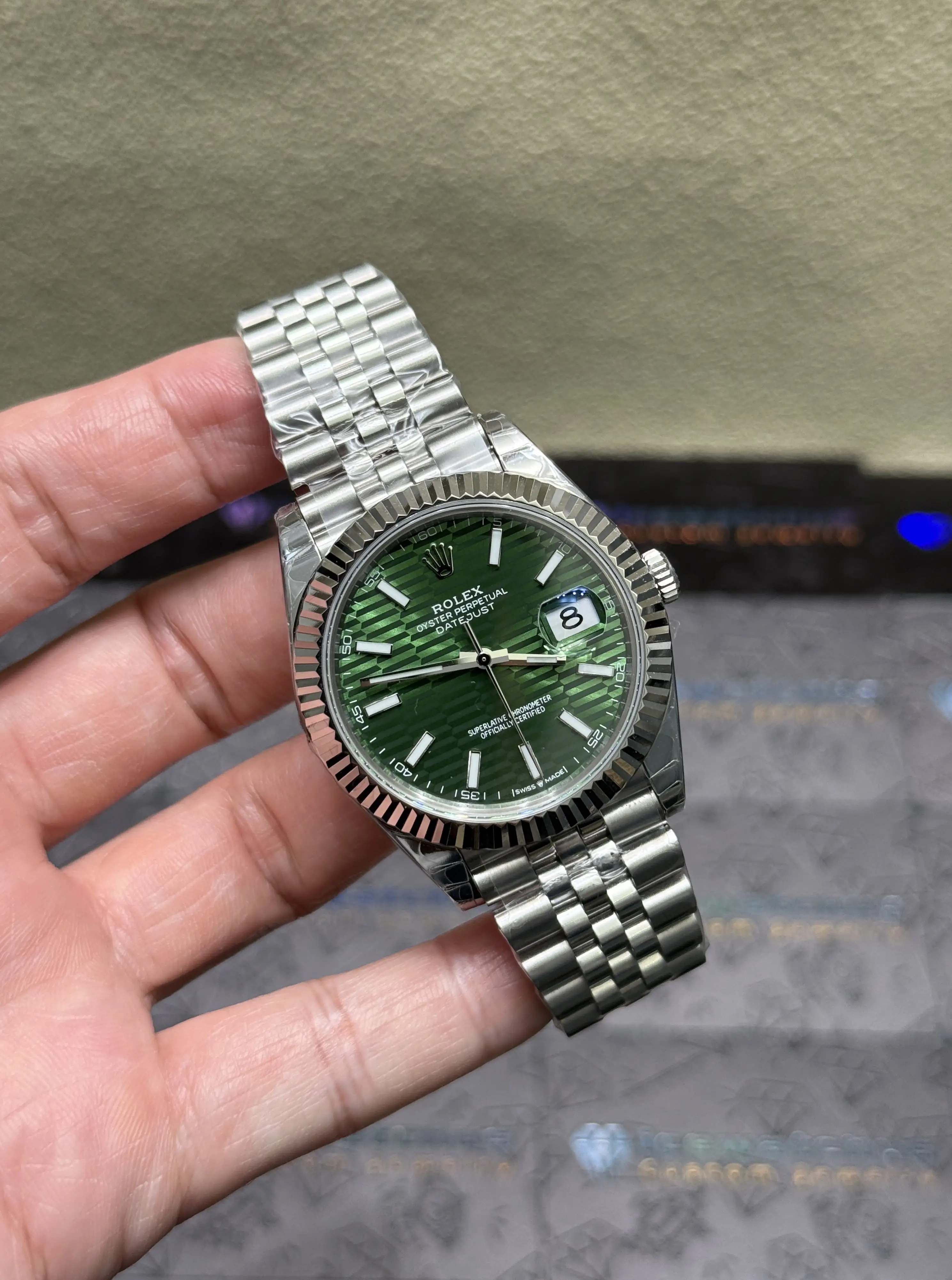 Datejust 41mm Fluted Bezel Watch with Green Motif Dial D398319389 — view 2