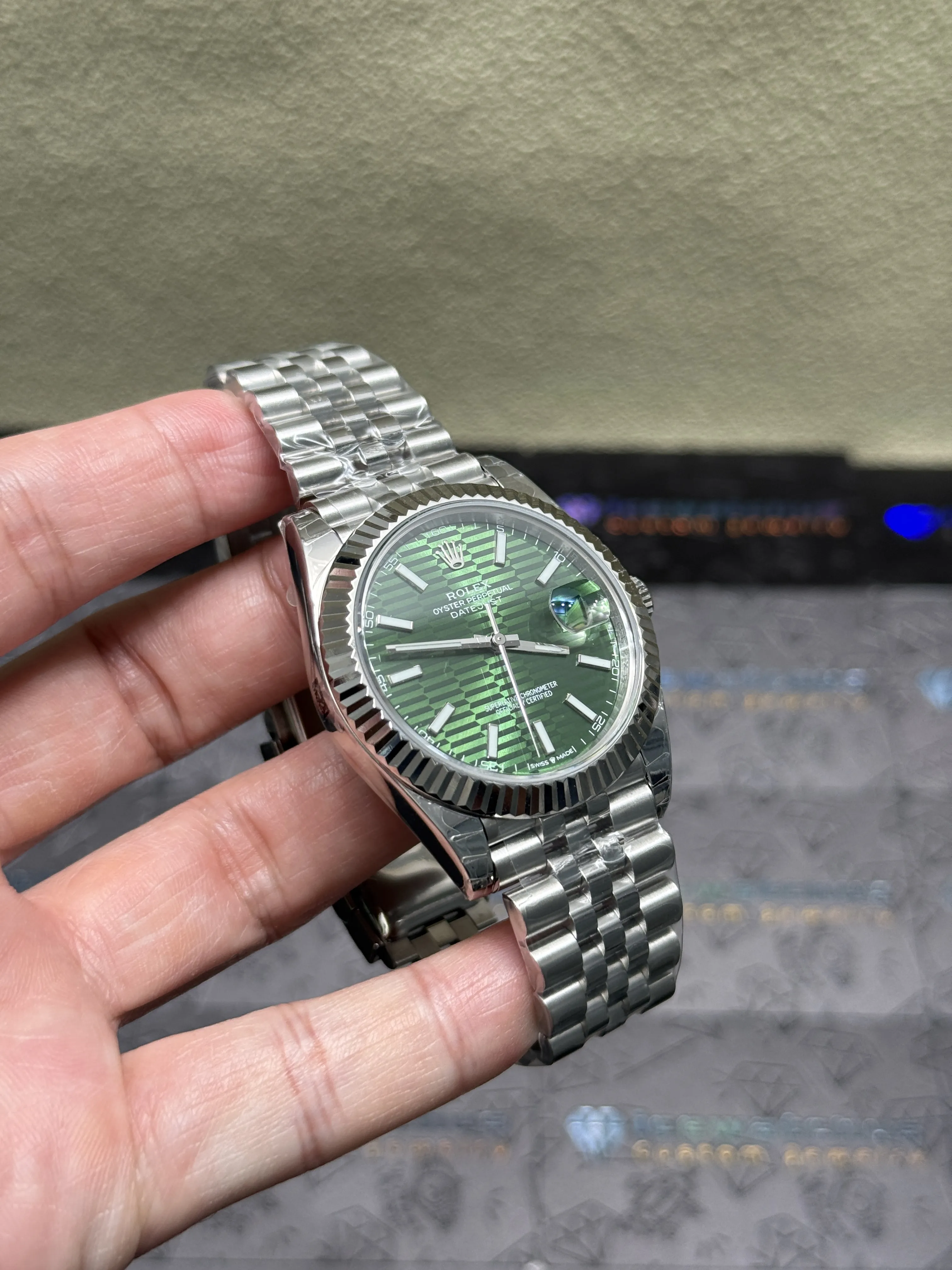 Datejust 41mm Fluted Bezel Watch with Green Motif Dial D398319389 — view 3