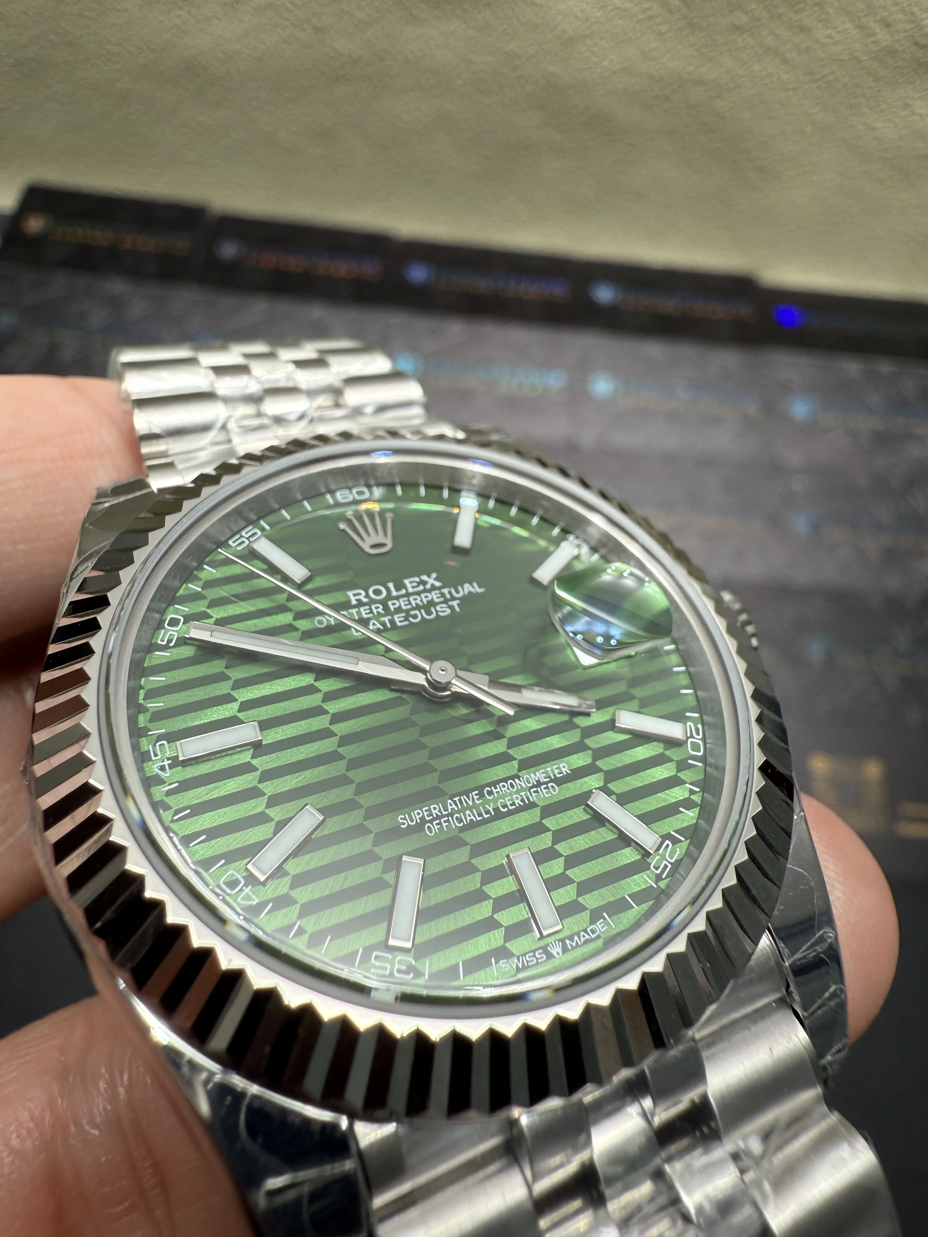 Datejust 41mm Fluted Bezel Watch with Green Motif Dial D398319389 — view 10