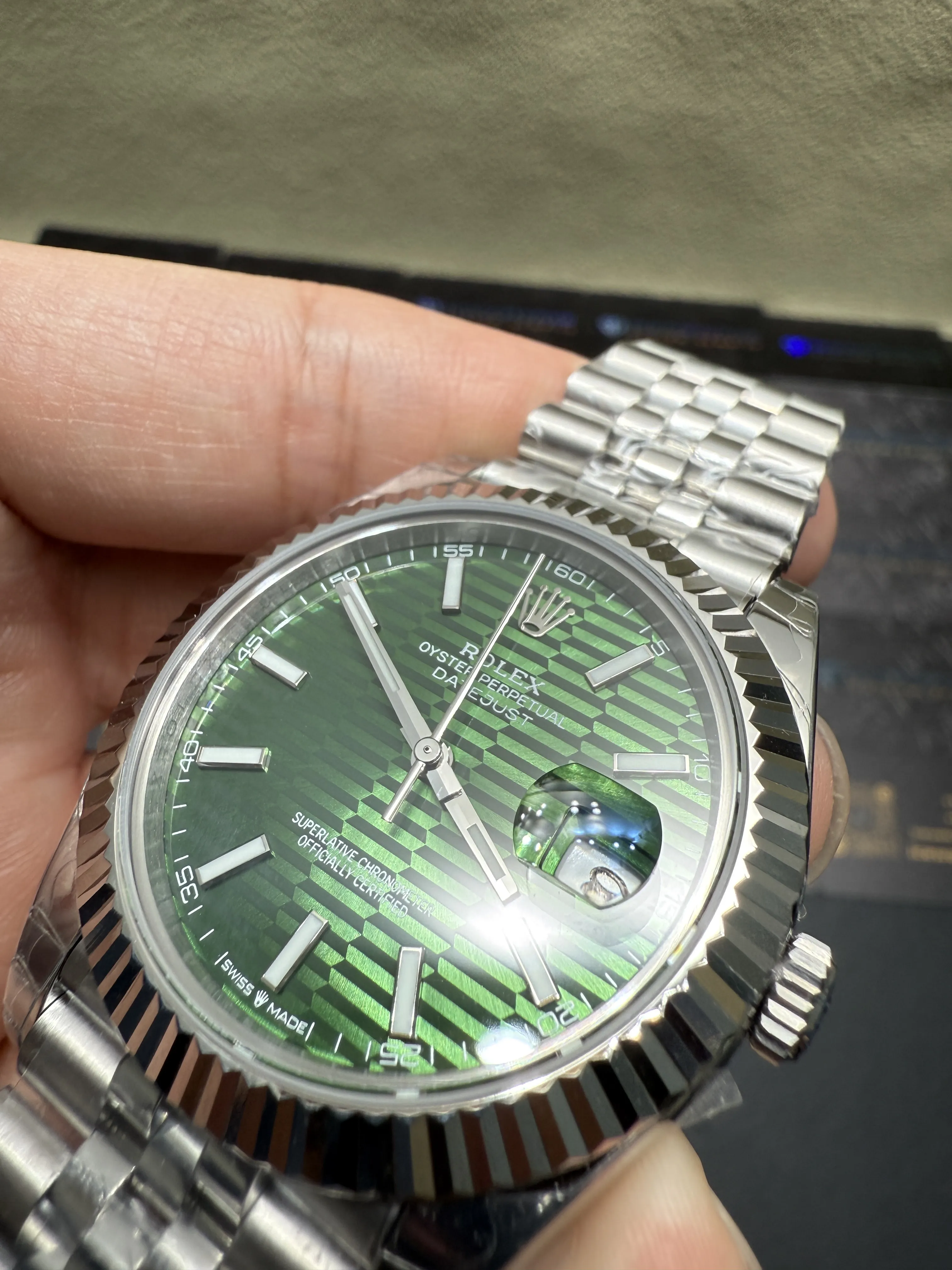 Datejust 41mm Fluted Bezel Watch with Green Motif Dial D398319389 — view 11
