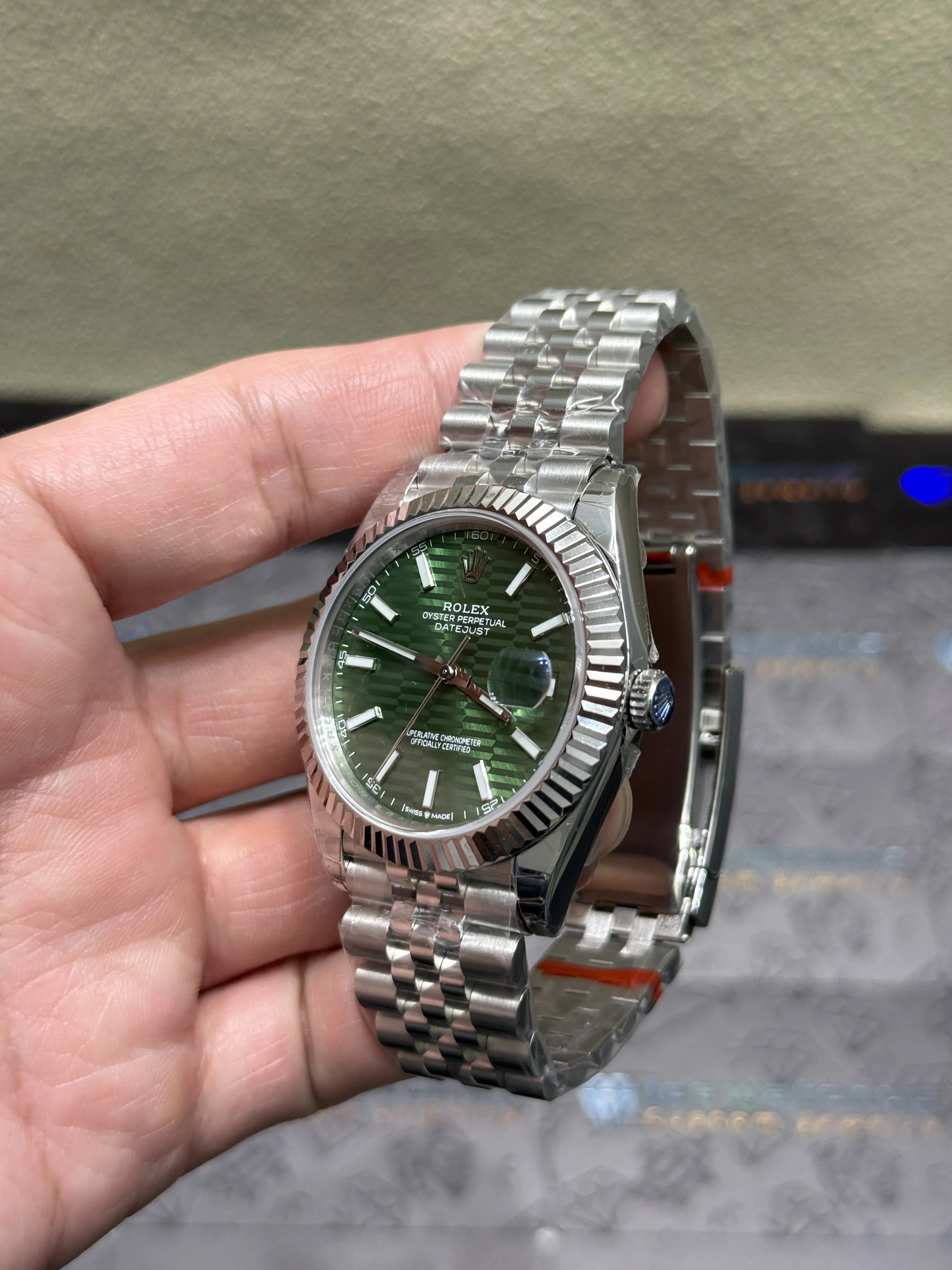 Datejust 41mm Fluted Bezel Watch with Green Motif Dial D398319389 — view 5